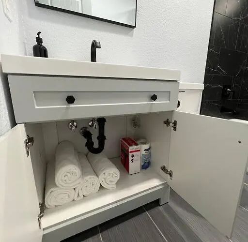 Affordable Modern Near Airport! Private Az Ferienhaus *