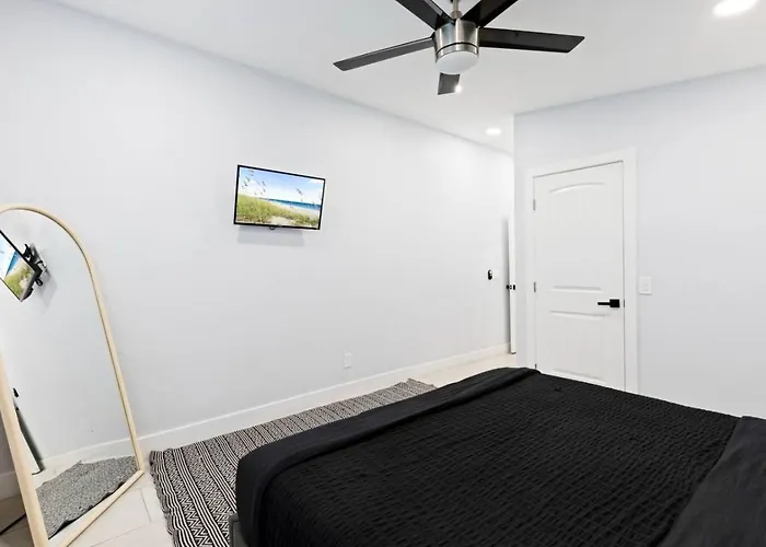 Affordable Modern Near Airport! Private Az *